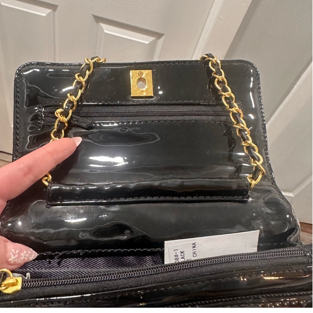 Boutique purchase 🍒 Quilted Crossbody Black Leather Gold Chain Strap hardware - Picture 5 of 7